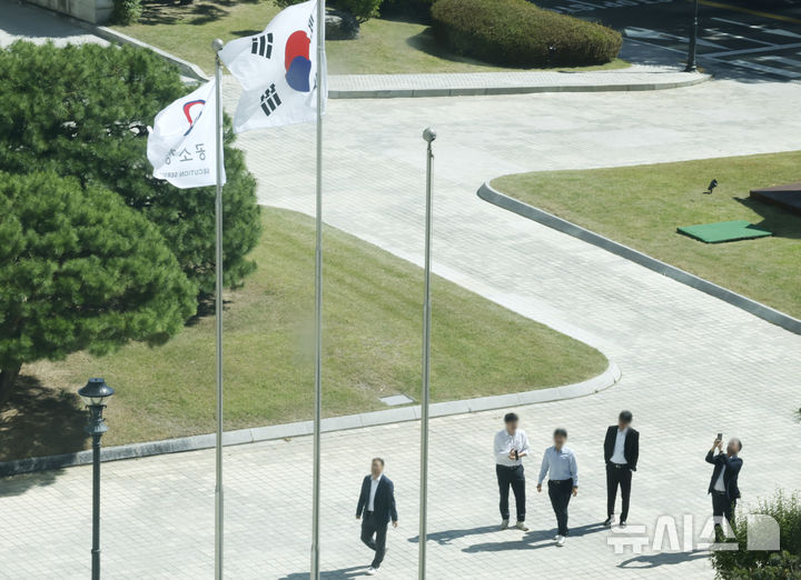 [서울=뉴시스] 김혜진 기자 = 공소청 출범 첫날인 2일 서울 서초구 공소청에 직원들이 인증 사진을 찍고 있다. 2026.10.02. jini@newsis.com