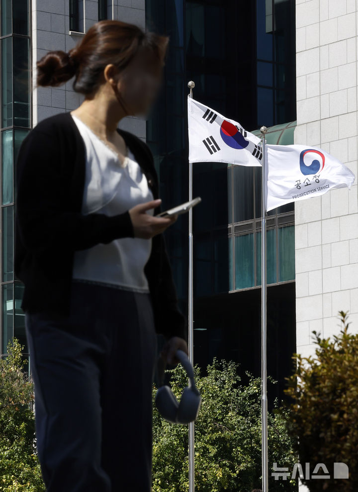 [서울=뉴시스] 김혜진 기자 = 공소청 출범 첫날인 2일 서울 서초구 공소청에 직원들이 이동하고 있다. 2026.10.02. jini@newsis.com
