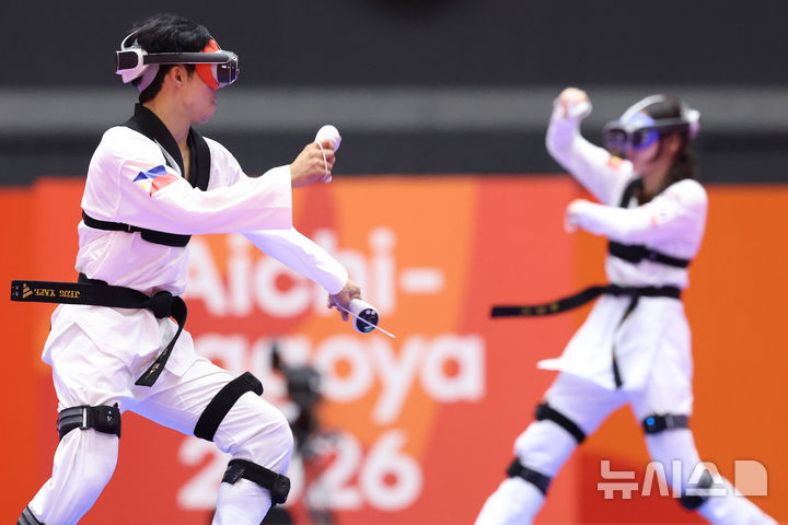 [도요하시(일본)=뉴시스] 황준선 기자 = 2일(현지시간) 일본 아이치현 도요하시 체육관에서 열린 2026 아이치·나고야 아시안게임 버추얼 태권도 혼성 개인 결승전에서 필리핀 제우스 가브리엘 데릭 야페와 베트남 쩌우응옥뚜옛상이 경기를 치르고 있다. 2026.10.02. hwang@newsis.com