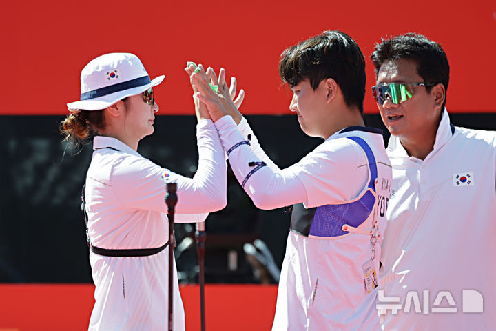 [오카자키(일본)=뉴시스] 김금보 기자 = 2일(현지 시간) 일본 아이치현 오카자키시 오카자키 중앙종합공원 내 다목적 광장에서 열린 2026 아이치·나고야 아시안게임 양궁 리커브 혼성 단체 동메달 결정전 한국과 일본의 경기, 세트스코어 5-1로 승리하며 동메달을 획득한 한국 김제덕과 강채영이 하이파이브를 하고 있다. 2026.10.02. kgb@newsis.com
