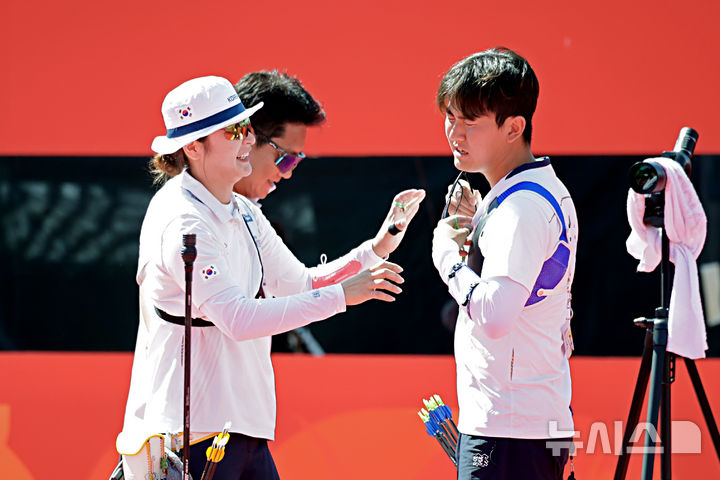[오카자키(일본)=뉴시스] 김금보 기자 = 2일(현지 시간) 일본 아이치현 오카자키시 오카자키 중앙종합공원 내 다목적 광장에서 열린 2026 아이치·나고야 아시안게임 양궁 리커브 혼성 단체 동메달 결정전 한국과 일본의 경기, 세트스코어 5-1로 승리하며 동메달을 획득한 한국 강채영이 안도하는 김제덕을 격려하고 있다.2026.10.02. kgb@newsis.com