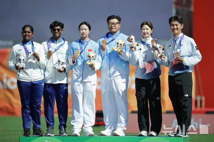 [오카자키(일본)=뉴시스] 김금보 기자 = 2일(현지 시간) 일본 아이치현 오카자키시 오카자키 중앙종합공원 내 다목적 광장에서 열린 2026 아이치·나고야 아시안게임 양궁 리커브 혼성 단체전 시상식에서 한국 김제덕과 강채영이 동메달을 목에 걸고 있다. 2026.10.02. kgb@newsis.com