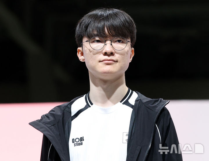 [도코나메(일본)=뉴시스] 이영환 기자 = 2일 오후(현지 시간) 일본 아이치현 도코나메시 아이치 스카이 엑스포에서 열린 2026 아이치·나고야 아시안게임 e스포츠 리그 오브 레전드(LOL) 결승 한국과 대만의 경기, 한국 페이커 이상혁이 경기장에 입장하고 있다. 2026.10.02. 20hwan@newsis.com
