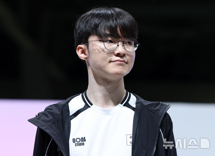 [도코나메(일본)=뉴시스] 이영환 기자 = 2일 오후(현지 시간) 일본 아이치현 도코나메시 아이치 스카이 엑스포에서 열린 2026 아이치·나고야 아시안게임 e스포츠 리그 오브 레전드(LOL) 결승 한국과 대만의 경기, 한국 페이커 이상혁이 경기장에 입장하고 있다. 2026.10.02. 20hwan@newsis.com