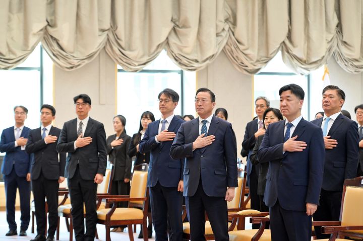 [서울=뉴시스] 이정현 검찰총장 직무대행(공소청 차장검사)이 2일 서울 서초구 공소청에서 열린 '공소청 개청식'에서 국민의례를 하고 있다. (사진=공소청 제공) 2026.10.02. photo@newsis.com *재판매 및 DB 금지