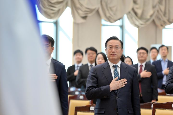[서울=뉴시스] 이정현 검찰총장 직무대행(공소청 차장검사)이 2일 서울 서초구 공소청에서 열린 '공소청 개청식'에서 국민의례를 하고 있다. (사진=공소청 제공) 2026.10.02. photo@newsis.com *재판매 및 DB 금지