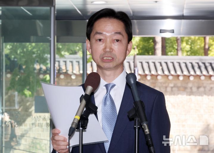 [서울=뉴시스] 조성우 기자 = 김지용 초대 중대범죄수사청장 후보자가 2일 서울 종로구 정부서울청사 창성동 별관에서 도어스테핑을 하고 있다. 2026.10.02. xconfind@newsis.com