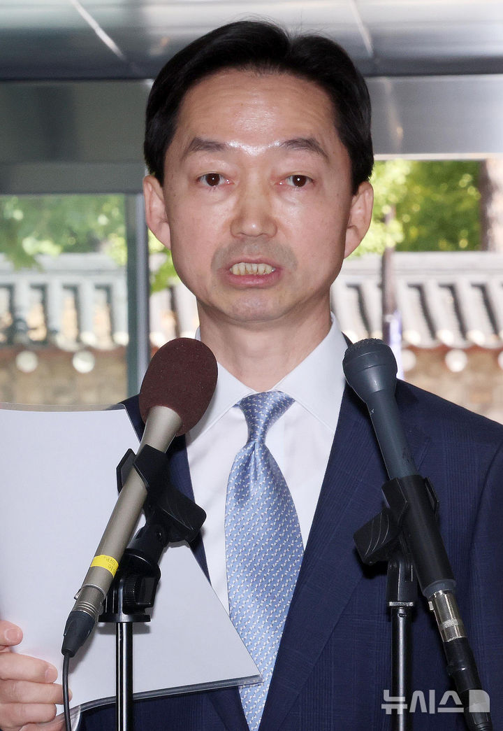 [서울=뉴시스] 조성우 기자 = 김지용 초대 중대범죄수사청장 후보자가 2일 서울 종로구 정부서울청사 창성동 별관에서 도어스테핑을 하고 있다. 2026.10.02. xconfind@newsis.com