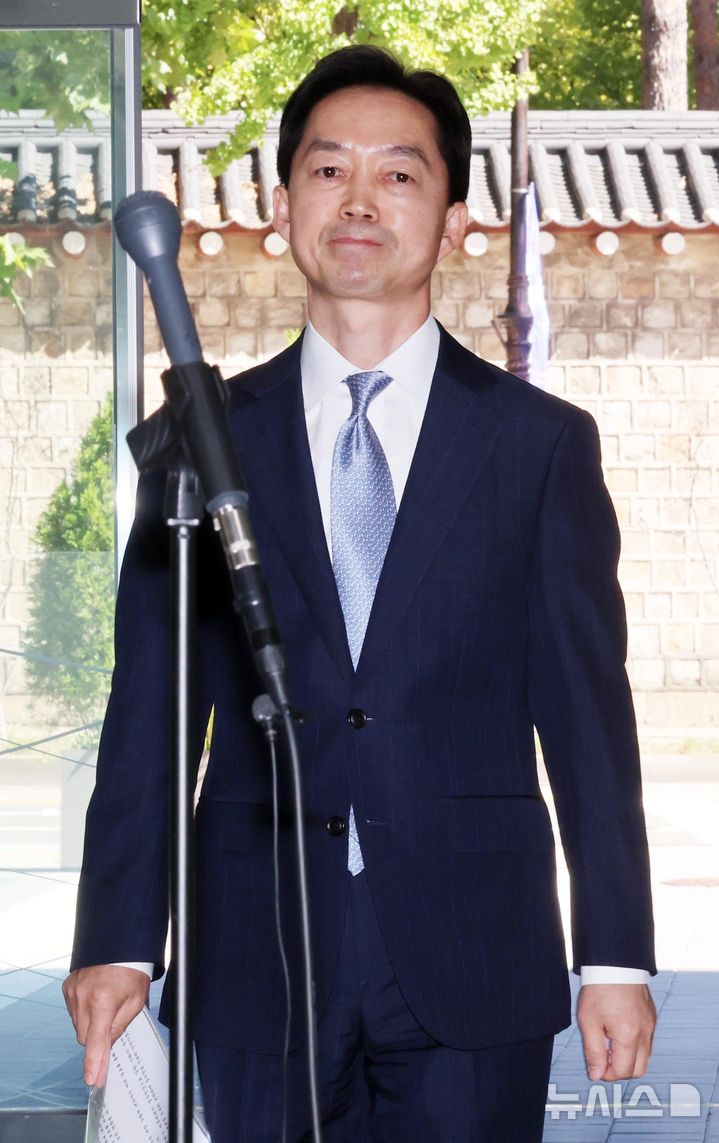 [서울=뉴시스] 조성우 기자 = 김지용 초대 중대범죄수사청장 후보자가 2일 서울 종로구 정부서울청사 창성동 별관에서 도어스테핑을 하기 위해 입장하고 있다. 2026.10.02. xconfind@newsis.com