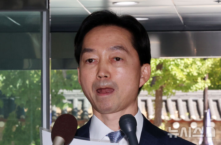 [서울=뉴시스] 조성우 기자 = 김지용 초대 중대범죄수사청장 후보자가 2일 서울 종로구 정부서울청사 창성동 별관에서 도어스테핑을 하고 있다. 2026.10.02. xconfind@newsis.com