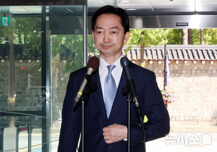 [서울=뉴시스] 조성우 기자 = 김지용 초대 중대범죄수사청장 후보자가 2일 서울 종로구 정부서울청사 창성동 별관에서 도어스테핑을 하기 위해 들어서고 있다. 2026.10.02. xconfind@newsis.com