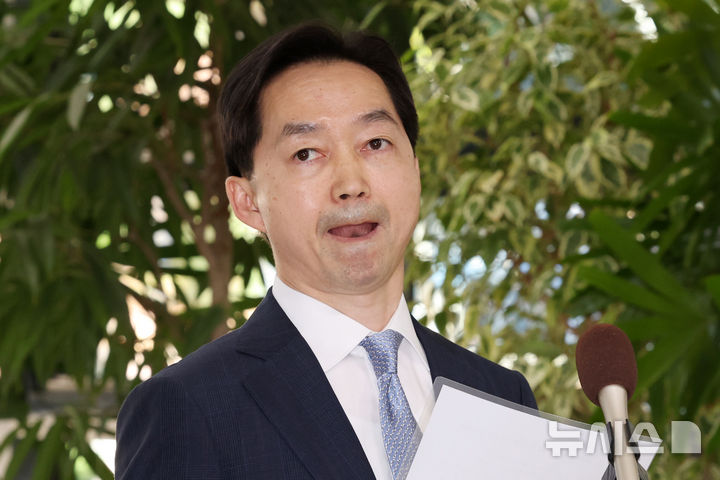 [서울=뉴시스] 조성우 기자 = 지휘부를 총괄하는 청장 인선도 급선무로 꼽힌다. 사진은 김지용 초대 중대범죄수사청장 후보자가 2일 서울 종로구 정부서울청사 창성동 별관에서 도어스테핑을 하는 모습. 2026.10.08. xconfind@newsis.com