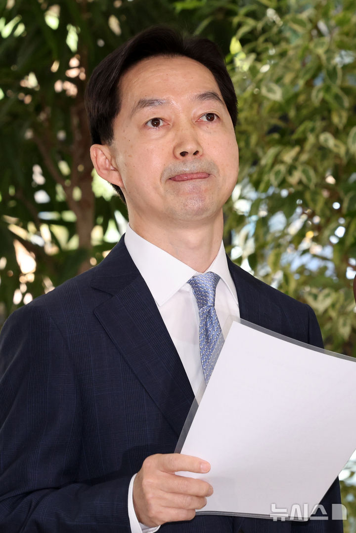 [서울=뉴시스] 조성우 기자 = 김지용 초대 중대범죄수사청장 후보자가 2일 서울 종로구 정부서울청사 창성동 별관에서 도어스테핑을 하고 있다. 2026.10.02. xconfind@newsis.com