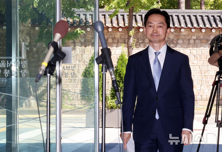 [서울=뉴시스] 조성우 기자 = 김지용 초대 중대범죄수사청장 후보자가 2일 서울 종로구 정부서울청사 창성동 별관에서 도어스테핑을 하기 위해 들어서고 있다. 2026.10.02. xconfind@newsis.com