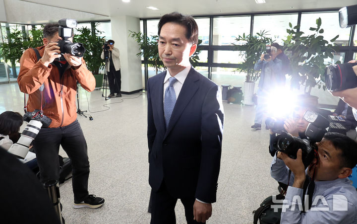 [서울=뉴시스] 조성우 기자 = 김지용 초대 중대범죄수사청장 후보자가 2일 서울 종로구 정부서울청사 창성동 별관에서 도어스테핑을 마친 뒤 이동하고 있다. 2026.10.02. xconfind@newsis.com