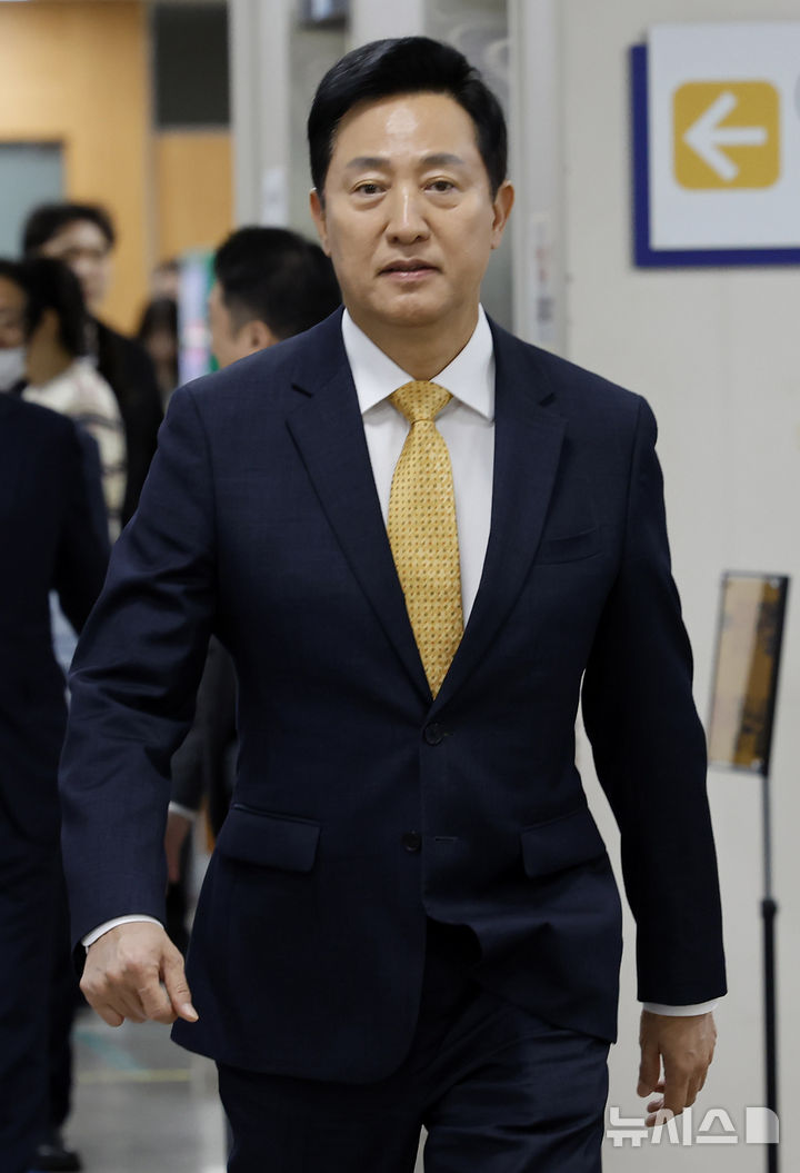 [서울=뉴시스] 김혜진 기자 = 여론조사비 대납 의혹을 받는 오세훈 서울시장이 2일 오후 서울 서초구 서울고등법원에서 열리는 항소심 결심공판에 출석하고 있다. 2026.10.02. jini@newsis.com
