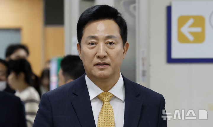 [서울=뉴시스] 김혜진 기자 = 특검이 정치 브로커 명태균씨로부터 여론조사를 받고 후원자를 통해 비용을 대납하게 한 혐의로 재판에 넘겨진 오세훈 서울시장의 항소심에서도 징역 1년 6개월을 구형했다. 재판부는 오는 23일 선고할 예정이다. 사진은 오 시장이 2일 오후 서울 서초구 서울고등법원에서 열리는 항소심 결심공판에 출석하는 모습. 2026.10.02. jini@newsis.com