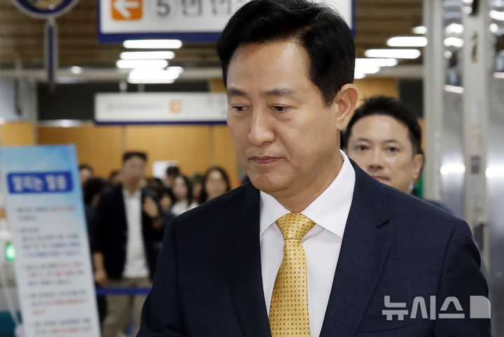 [서울=뉴시스] 김혜진 기자 = 특검이 정치 브로커 명태균씨로부터 여론조사를 받고 후원자를 통해 비용을 대납하게 한 혐의로 재판에 넘겨진 오세훈 서울시장의 항소심에서도 징역 1년 6개월을 구형했다. 재판부는 오는 23일 선고할 예정이다. 사진은 오 시장이 2일 오후 서울 서초구 서울고등법원에서 열리는 항소심 결심공판에 출석하는 모습. 2026.10.02. jini@newsis.com