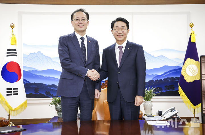 [서울=뉴시스] 정병혁 기자 = 조정식 국회의장이 2일 여의도 국회 의장실에서 이형일 부총리 겸 재정경제부 장관을 접견하며 기념촬영을 하고 있다. 2026.10.02. jhope@newsis.com