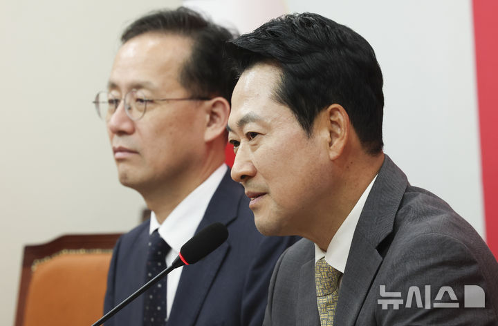 [서울=뉴시스] 김근수 기자 = 장동혁 국민의힘 대표가 2일 오전 서울 여의도 국회에서 이형일 신임 부총리 겸 재정경제부 장관과 접견하고 있다. 2026.10.02. ks@newsis.com