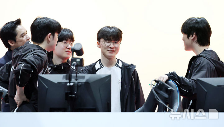 [도코나메(일본)=뉴시스] 이영환 기자 = 2일 오후(현지 시간) 일본 아이치현 도코나메시 아이치 스카이 엑스포에서 열린 2026 아이치·나고야 아시안게임 e스포츠 리그 오브 레전드(LoL) 결승 한국과 대만의 경기, 대만을 꺾고 금메달을 획득한 한국 선수들이 기뻐하고 있다. 2026.10.02. 20hwan@newsis.com