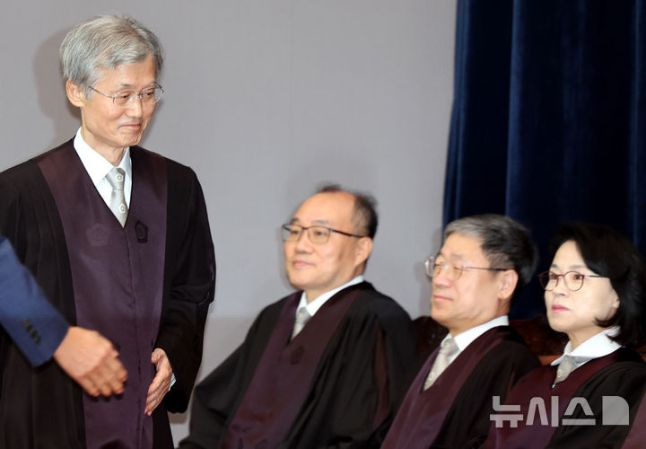 [서울=뉴시스] 박주성 기자 = 조희대 대법원장이 2일 오후 서울 대법원 대강당에서 열린 신임 법관 임명식에 참석하고 있다. 2026.10.02. park7691@newsis.com
