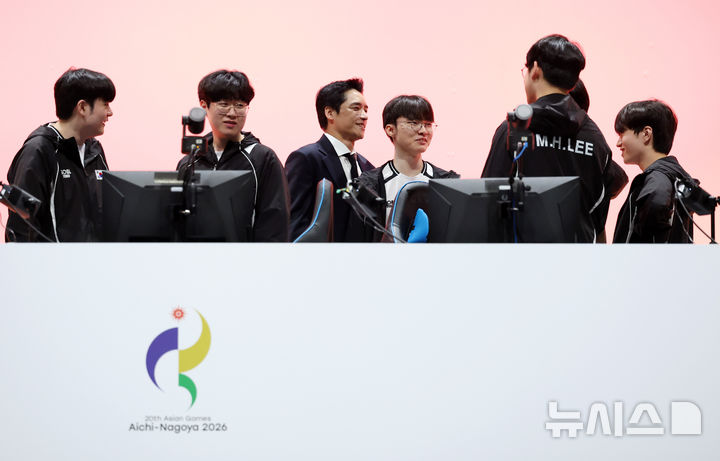 [도코나메(일본)=뉴시스] 이영환 기자 = 2일 오후(현지 시간) 일본 아이치현 도코나메시 아이치 스카이 엑스포에서 열린 2026 아이치·나고야 아시안게임 e스포츠 리그 오브 레전드(LOL) 결승 한국과 대만의 경기, 대만을 꺾고 금메달을 획득한 한국 강동훈 감독과, 페이커 이상혁 등 선수들이 기뻐하고 있다. 2026.10.02. 20hwan@newsis.com