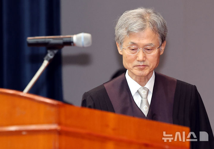 [서울=뉴시스] 박주성 기자 = 조희대 대법원장이 2일 오후 서울 대법원 대강당에서 열린 신임 법관 임명식에 참석해 신임 법관 임명식사를 위해 이동하고 있다. 2026.10.02. park7691@newsis.com