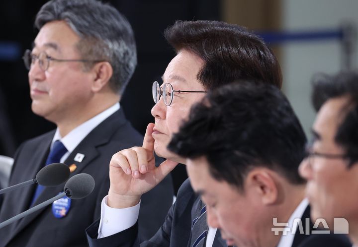 [세종=뉴시스] 조성봉 기자= 이재명 대통령이 2일 세종특별자치시에서 열린 ‘국민의 목소리, 대한민국을 바꾼다’ 민원 혁신 사례보고회에서 민원해결 우수사례 발표를 경청하고 있다.2026.10.02. suncho21@newsis.com