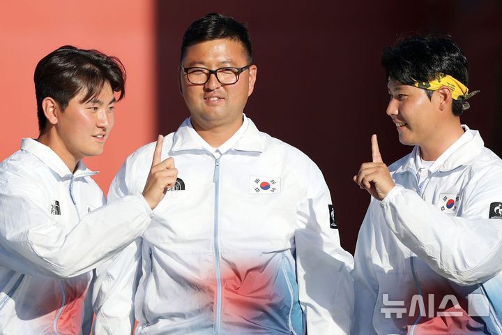 [오카자키(일본)=뉴시스] 김금보 기자 = 2일(현지 시간) 일본 아이치현 오카자키시 오카자키 중앙종합공원 내 다목적 광장에서 열린 2026 아이치·나고야 아시안게임 양궁 리커브 남자 단체 시상식에서 금메달을 획득한 김우진, 이우석, 김제덕이 기뻐하고 있다. 2026.10.02. kgb@newsis.com