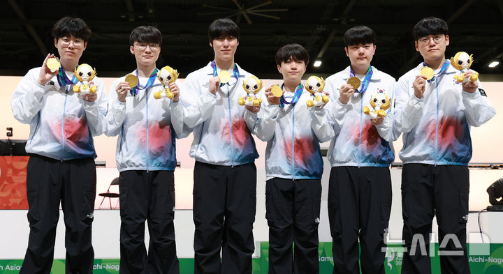 [도코나메(일본)=뉴시스] 이영환 기자 = 2일 오후(현지 시간) 일본 아이치현 도코나메시 아이치 스카이 엑스포에서 열린 2026 아이치·나고야 아시안게임 e스포츠 리그 오브 레전드(LoL) 메달 시상식에서 '제우스' 최우제(왼쪽부터), '페이커' 이상혁, '제카' 김건우, '케리아' 류민석, '캐니언' 김건부, '구마유시' 이민형이 포즈를 취하고 있다. 2026.10.02. 20hwan@newsis.com