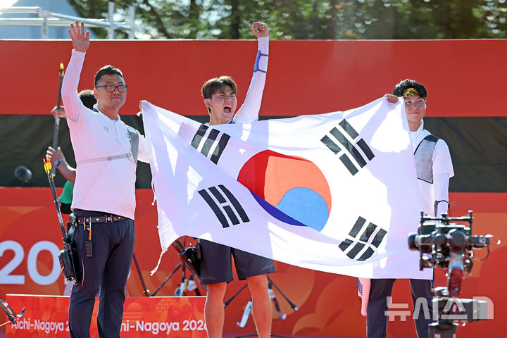 [오카자키(일본)=뉴시스] 김금보 기자 = 2일(현지 시간) 일본 아이치현 오카자키시 오카자키 중앙종합공원 내 다목적 광장에서 열린 2026 아이치·나고야 아시안게임 양궁 리커브 남자 단체 결승에서 금메달을 획득한 김우진, 이우석, 김제덕이 기뻐하고 있다. 2026.10.02. kgb@newsis.com