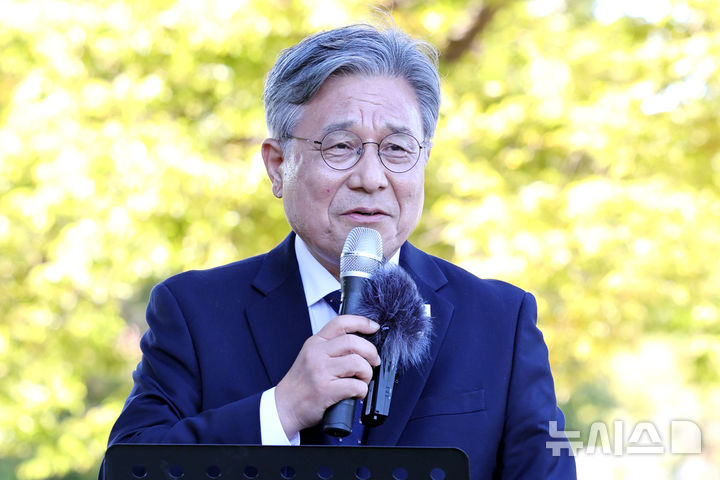 [서울=뉴시스] 박진희 기자 = 허민 국가유산청장이 국립고궁박물관 첫번째 야외결혼식 '고결(고궁박물관에서 결혼해)'이 열린 2일 서울 종로구 국립고궁박물관 은행나무 쉼터에서 에스토니아 출신 유튜버 마이(Mai) 신부와 신랑에게 축사를 하고 있다. 국가유산청은 다음 달 8일까지 매주 토·일요일과 공휴일에 국립고궁박물관 앞 은행나무 일대에서 총 28쌍이 야외 결혼식을 올린다고 2일 밝혔다. 2026.10.02. pak7130@newsis.com