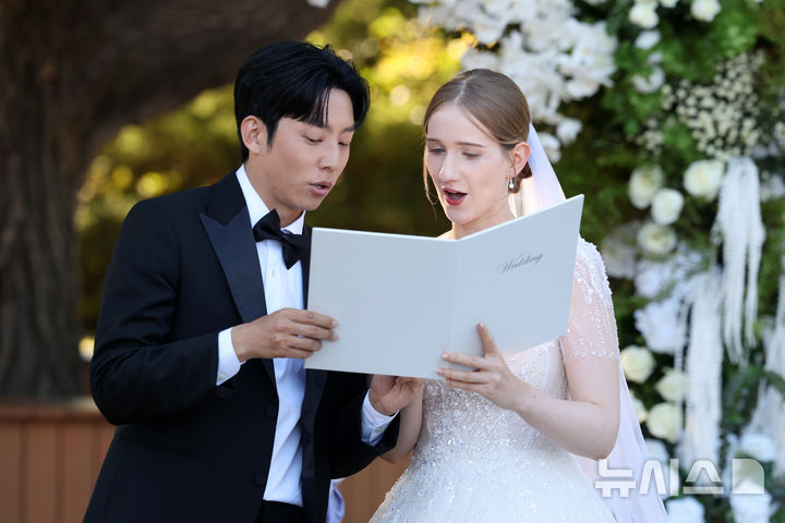 [서울=뉴시스] 박진희 기자 = 국가유산청 국립고궁박물관의 첫번째 야외결혼식 '고결(고궁박물관에서 결혼해)'이 열린 2일 서울 종로구 국립고궁박물관 은행나무 쉼터에서 에스토니아 출신 유튜버 마이(Mai) 신부와 신랑이 결혼식을 올리고 있다. 국가유산청은 다음 달 8일까지 매주 토·일요일과 공휴일에 국립고궁박물관 앞 은행나무 일대에서 총 28쌍이 야외 결혼식을 올린다고 2일 밝혔다. 2026.10.02. pak7130@newsis.com