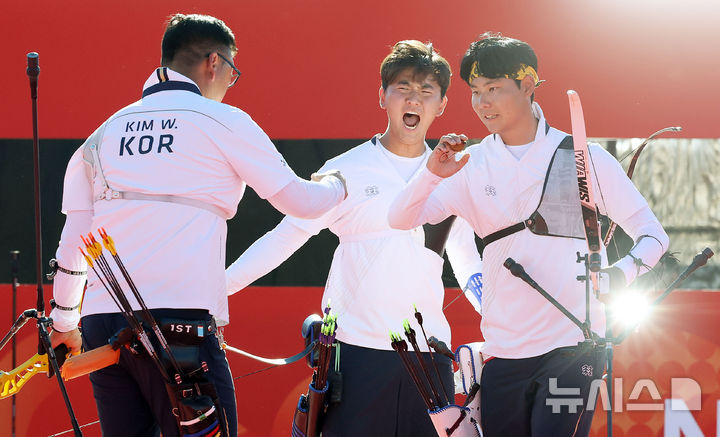 [오카자키(일본)=뉴시스] 김금보 기자 = 2일(현지 시간) 일본 아이치현 오카자키시 오카자키 중앙종합공원 내 다목적 광장에서 열린 2026 아이치·나고야 아시안게임 양궁 리커브 남자 단체 인도와 결승에서 김우진, 이우석, 김제덕이 하이파이브하고 있다. 2026.10.02. kgb@newsis.com