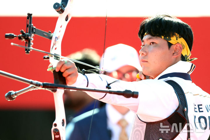 [오카자키(일본)=뉴시스] 김금보 기자 = 2일(현지 시간) 일본 아이치현 오카자키시 오카자키 중앙종합공원 내 다목적 광장에서 열린 2026 아이치·나고야 아시안게임 양궁 리커브 남자 단체 결승에서 이우석 이 활시위를 놓고 있다. 2026.10.02. kgb@newsis.com
