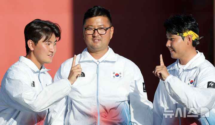 [오카자키(일본)=뉴시스] 김금보 기자 = 2일(현지 시간) 일본 아이치현 오카자키시 오카자키 중앙종합공원 내 다목적 광장에서 열린 2026 아이치·나고야 아시안게임 양궁 리커브 남자 단체 시상식에서 금메달을 획득한 김우진, 이우석, 김제덕이 기뻐하고 있다. 2026.10.02. kgb@newsis.com