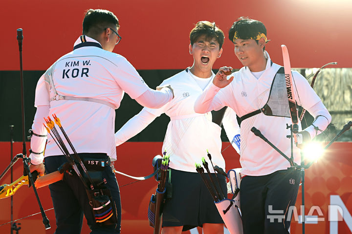 [오카자키(일본)=뉴시스] 김금보 기자 = 2일(현지 시간) 일본 아이치현 오카자키시 오카자키 중앙종합공원 내 다목적 광장에서 열린 2026 아이치·나고야 아시안게임 양궁 리커브 남자 단체 결승에서 김우진, 이우석, 김제덕이 기뻐하고 있다. 2026.10.02. kgb@newsis.com