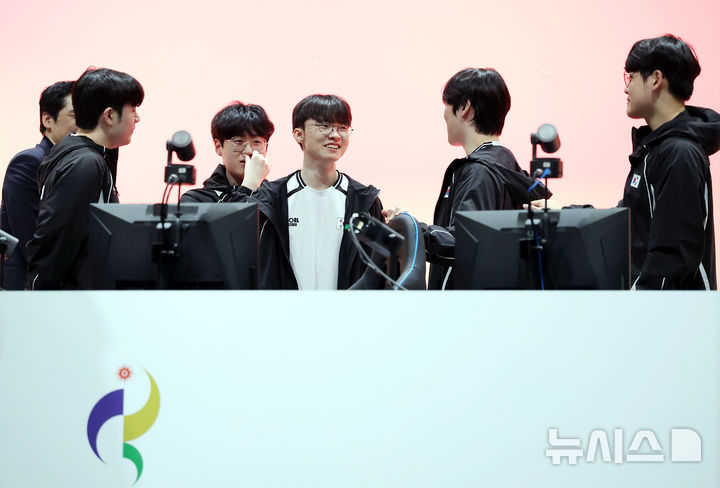 [도코나메(일본)=뉴시스] 이영환 기자 = 2일 오후(현지 시간) 일본 아이치현 도코나메시 아이치 스카이 엑스포에서 열린 2026 아이치·나고야 아시안게임 e스포츠 리그 오브 레전드(LoL) 결승 한국과 대만의 경기, 대만을 꺾고 금메달을 획득한 한국 선수들이 기뻐하고 있다. 2026.10.02. 20hwan@newsis.com
