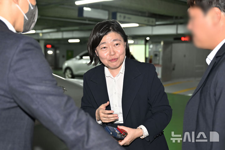 [전남광주=뉴시스] 양시원 기자 = 임은정 초대 광주지방중수청장이 2일 오후 전남광주 북구 광주지방중수청 지하주차장에서 첫출근하고 있다. 2026.10.02. goodwrite97@newsis.com