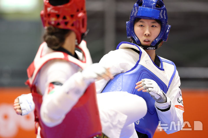 [도요하시(일본)=뉴시스] 황준선 기자 = 2일(현지시간) 일본 아이치현 도요하시 체육관에서 열린 2026 아이치·나고야 아시안게임 태권도 여자 67kg급 8강전에서 한국 곽민주가 요르단 라잔 알라와시데를 상대로 경기하고 있다. 2026.10.02. hwang@newsis.com