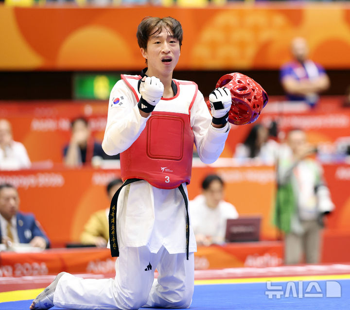 [도요하시(일본)=뉴시스] 황준선 기자 = 2일(현지시간) 일본 아이치현 도요하시 체육관에서 열린 2026 아이치·나고야 아시안게임 태권도 남자 58kg급 준결승전에서 카자흐스탄 타미를란 틀레울레스에게 패한 한국 안향식이 아쉬워하고 있다. 2026.10.02. hwang@newsis.com