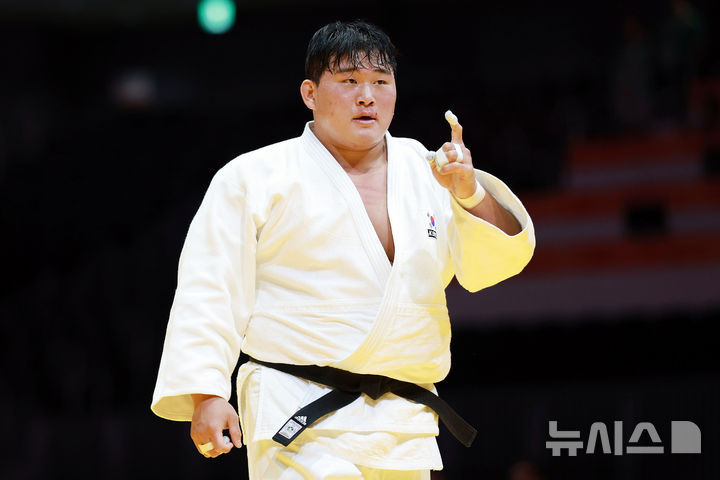 [나고야(일본)=뉴시스] 이영환 기자 = 2일 오후(현지 시간) 일본 아이치현 나고야시 아이치 인터내셔널 아레나에서 열린 2026 아이치·나고야 아시안게임 유도 남자 100kg 이상급에서 동메달을 획득한 한국 김민종이 기뻐하고 있다. 2026.10.02. 20hwan@newsis.com