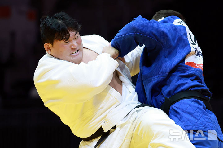 [나고야(일본)=뉴시스] 이영환 기자 = 2일 오후(현지 시간) 일본 아이치현 나고야시 아이치 인터내셔널 아레나에서 열린 2026 아이치·나고야 아시안게임 유도 남자 100kg 이상급 동메달 결정전 한국 김민종이 아랍에미리트 마고메도마르 마고메도마로프를 상대로 경기를 펼치고 있다. 김민종은 동메달을 획득했다. 2026.10.02. 20hwan@newsis.com