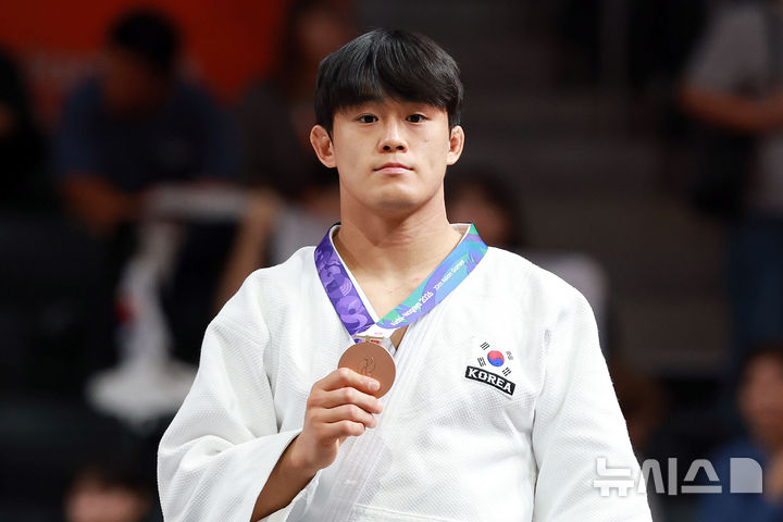 [나고야(일본)=뉴시스] 이영환 기자 = 2일 오후(현지 시간) 일본 아이치현 나고야시 아이치 인터내셔널 아레나에서 열린 2026 아이치·나고야 아시안게임 유도 남자 90kg급에서 동메달을 획득한 한국 김종훈이 기념촬영을 하고 있다. 2026.10.02. 20hwan@newsis.com