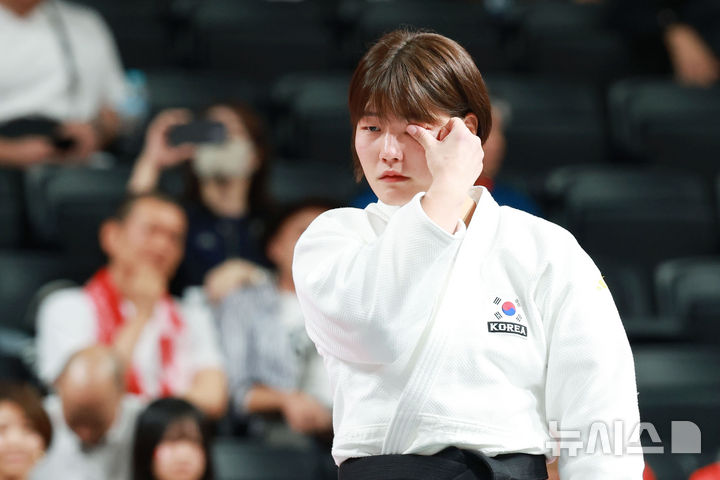[나고야(일본)=뉴시스] 이영환 기자 = 2일 오후(현지 시간) 일본 아이치현 나고야시 아이치 인터내셔널 아레나에서 열린 2026 아이치·나고야 아시안게임 유도 여자 78kg급에서 은메달을 획득한 한국 김민주가 눈물을 닦고 있다. 2026.10.02. 20hwan@newsis.com