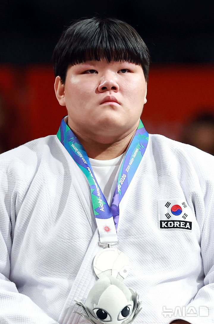 [나고야(일본)=뉴시스] 이영환 기자 = 2일 오후(현지 시간) 일본 아이치현 나고야시 아이치 인터내셔널 아레나에서 열린 2026 아이치·나고야 아시안게임 유도 여자 78kg 이상급 시상식에서 이현지가 은메달을 목에 걸고 있다. 2026.10.02. 20hwan@newsis.com