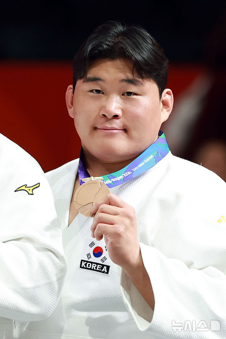 [나고야(일본)=뉴시스] 이영환 기자 = 2일 오후(현지 시간) 일본 아이치현 나고야시 아이치 인터내셔널 아레나에서 열린 2026 아이치·나고야 아시안게임 유도 남자 100kg 이상급 시상식에서 동메달을 획득한 한국 김민종이 기념촬영을 하고 있다. 2026.10.02. 20hwan@newsis.com