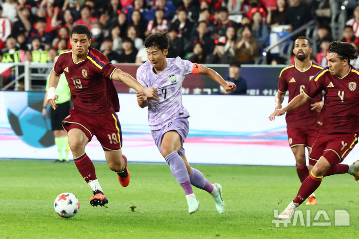 [울산=뉴시스] 고승민 기자 = 2일 울산 문수월드컵경기장에서 열린 하나은행 초청 축구 국가대표팀 친선경기 대한민국 대 베네수엘라 경기, 한국 손흥민이 돌파하고 있다. 2026.10.02. kkssmm99@newsis.com