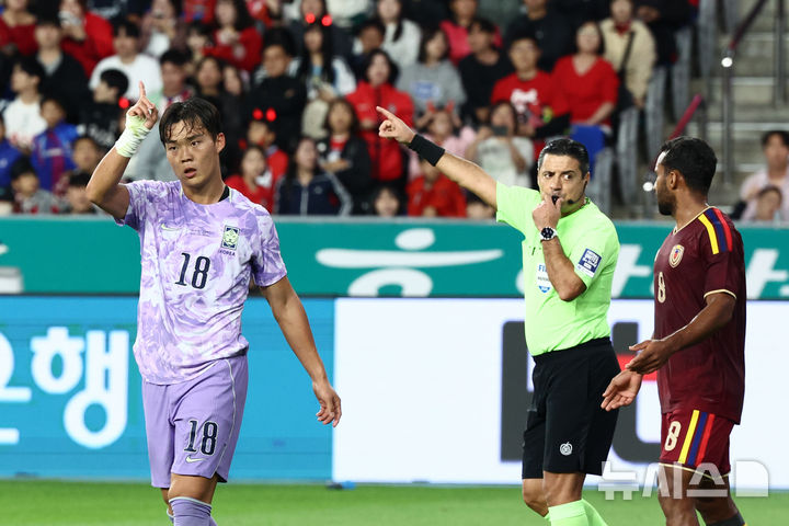 [울산=뉴시스] 고승민 기자 = 2일 울산 문수월드컵경기장에서 열린 하나은행 초청 축구 국가대표팀 친선경기 대한민국 대 베네수엘라 경기, 오현규가 파울 판정에 어필하고 있다. 2026.10.02. kkssmm99@newsis.com